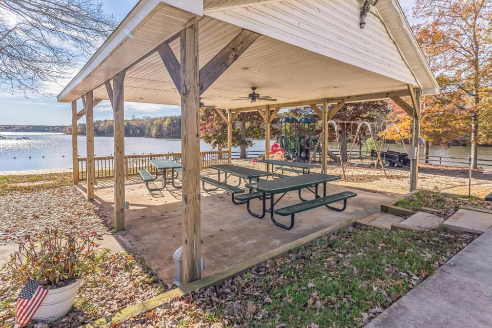 Lakefront Retreat in Badin Shores Resort home House in Badin Lake