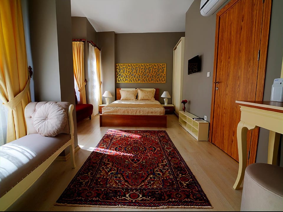 Shower, Toilet, Patio, Bed, Bathroom, Coffee/tea facilities, Decorative detail, Bedroom