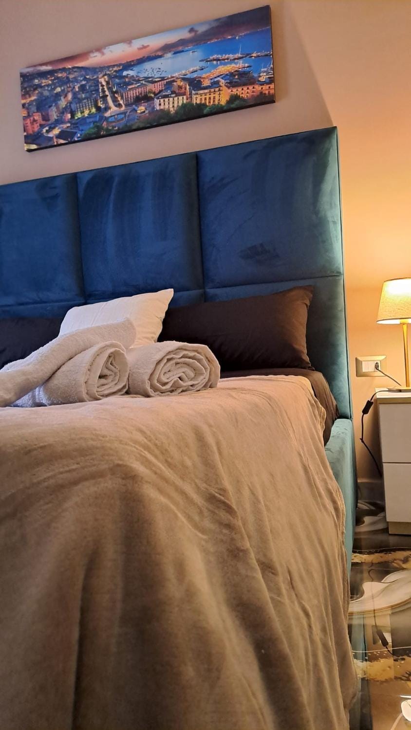 Bed, TV and multimedia, Bedroom