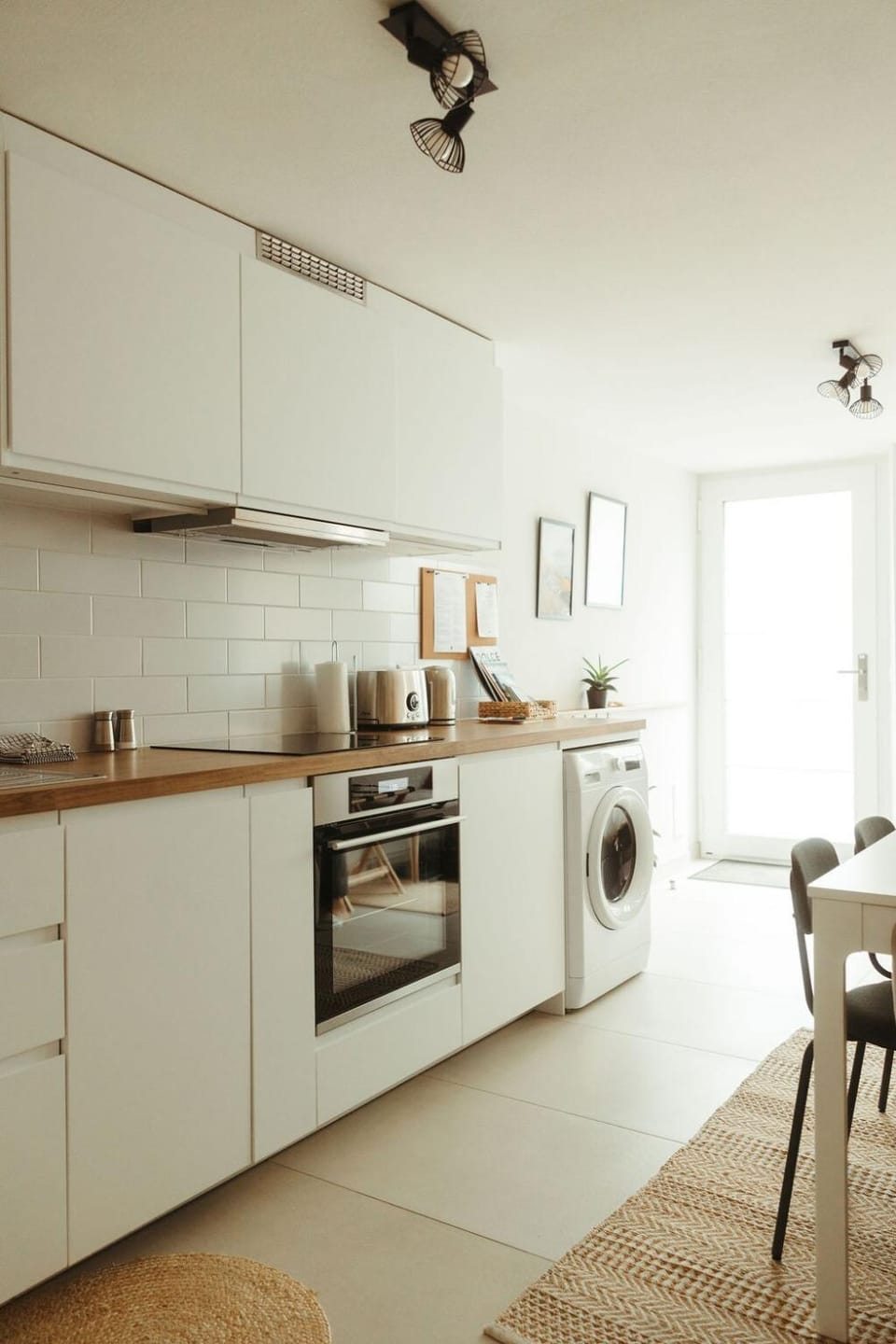 Coffee/tea facilities, Kitchen or kitchenette, Seating area, Dining area, dishwasher, oven, stove, toaster, washing machine, dryer