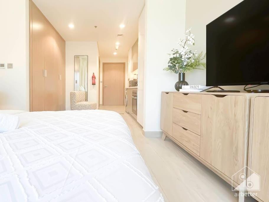 Elegant Stay in Meydan Balcony & Stunning Views Apartment in Dubai