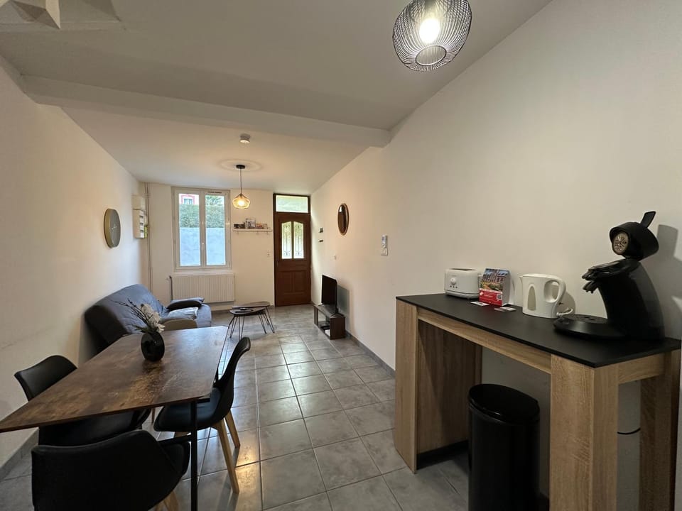 Coffee/tea facilities, Living room, Lounge or bar, Seating area, Dining area, minibar