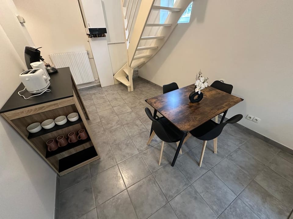 Kitchen or kitchenette, Dining area, stove