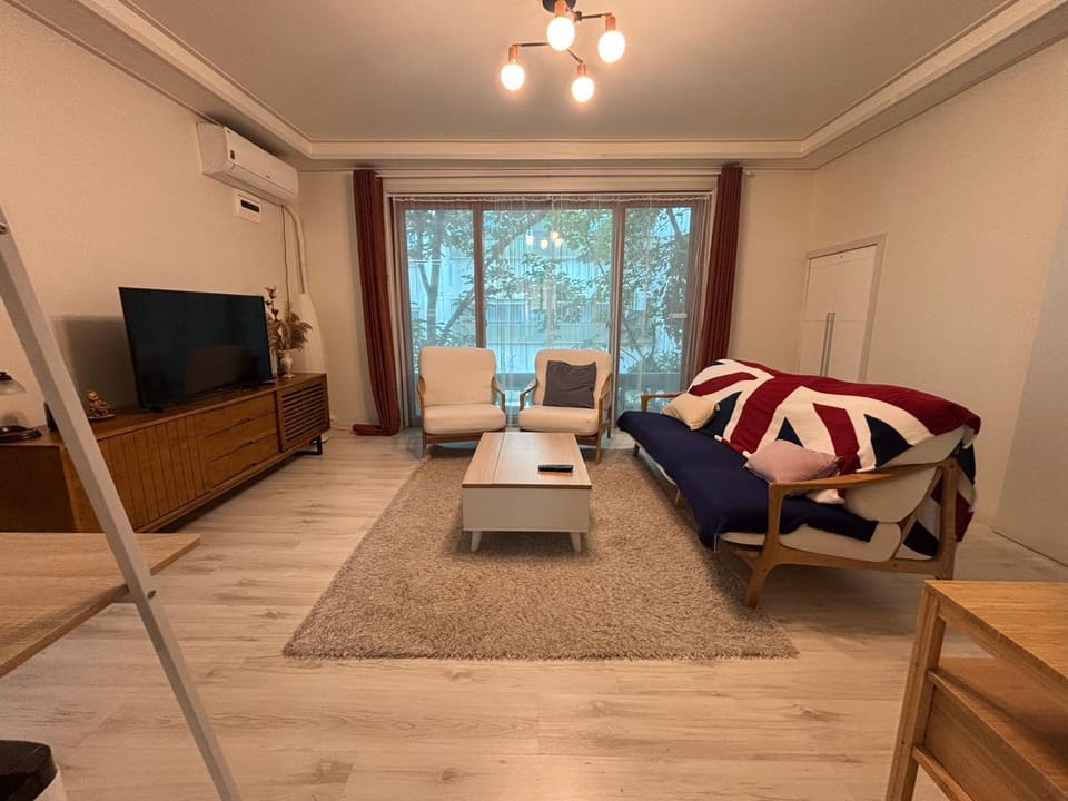 TV and multimedia, Living room, Seating area, air conditioner