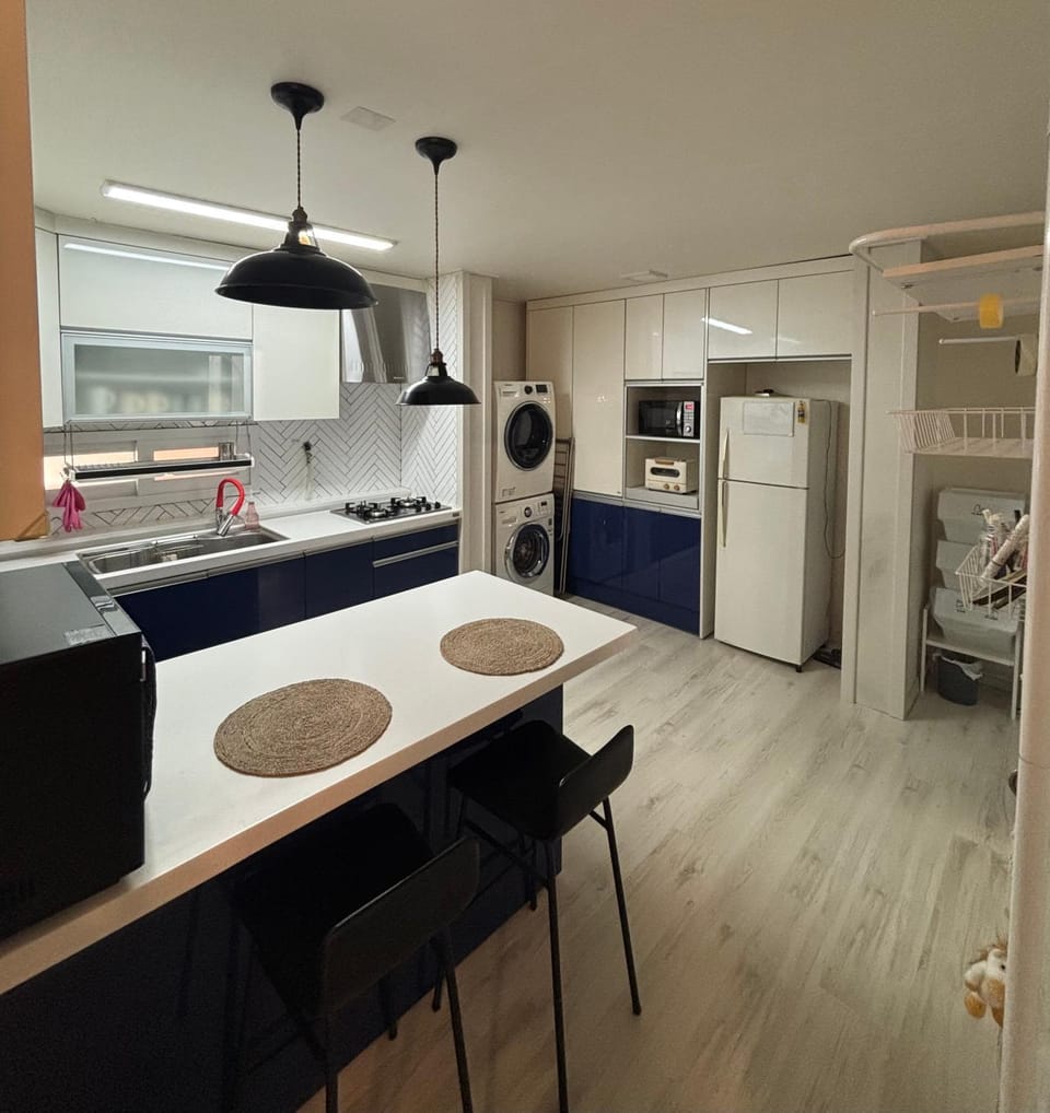 Coffee/tea facilities, Dining area, microwave, minibar, oven, stove, toaster, washing machine, dryer, kitchen