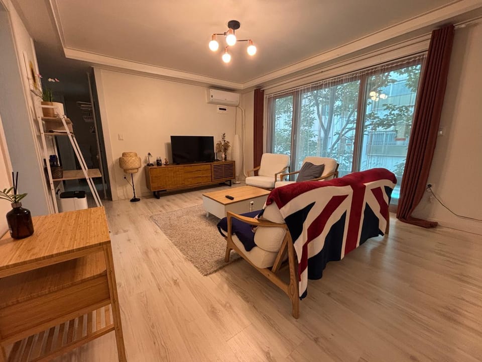 TV and multimedia, Living room, Seating area, Evening entertainment