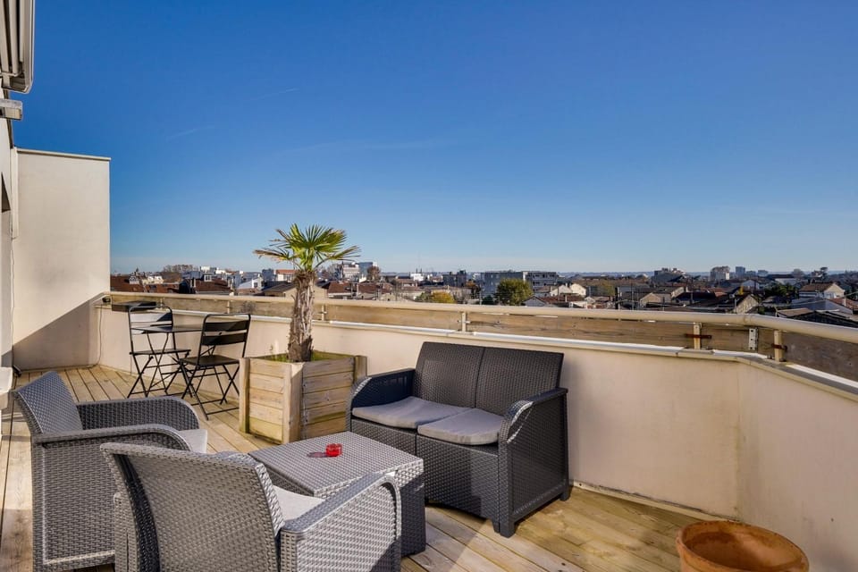 Patio, Day, Balcony/Terrace
