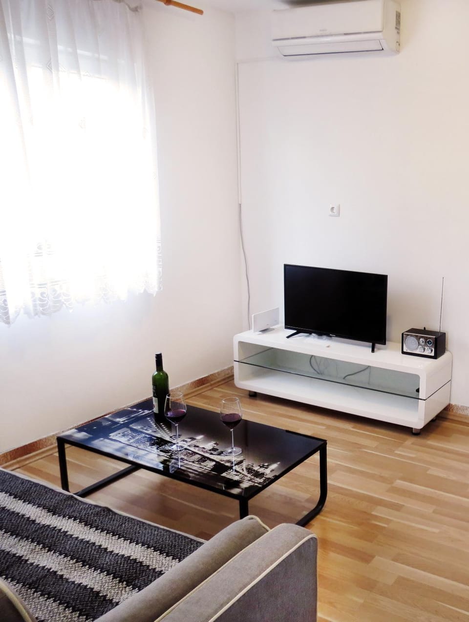 TV and multimedia, Living room, Seating area, Dining area