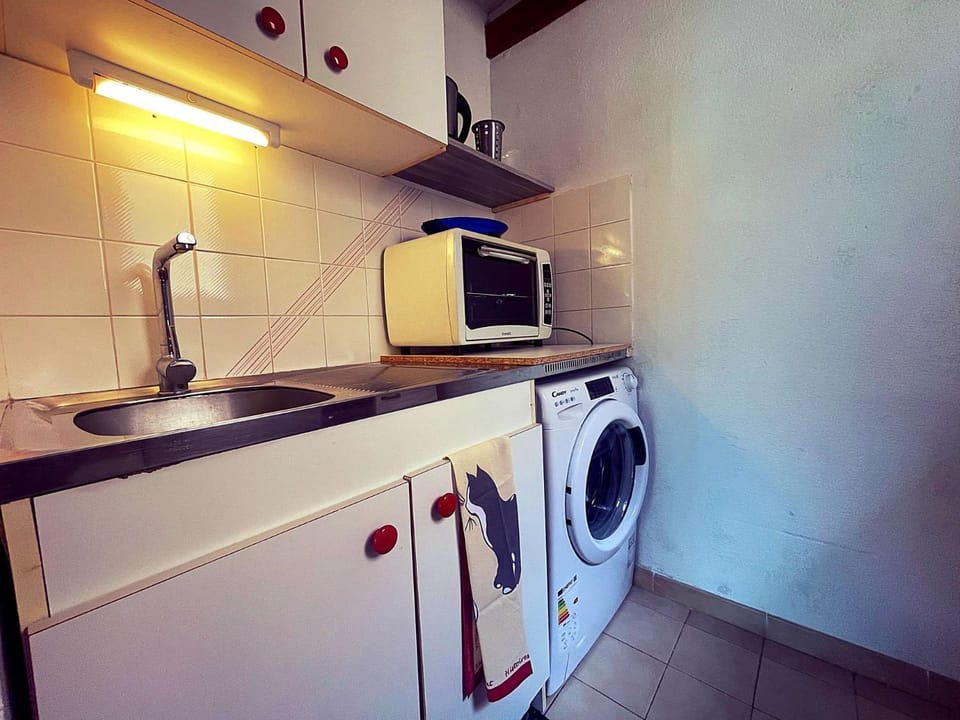 Kitchen or kitchenette, stove, washing machine