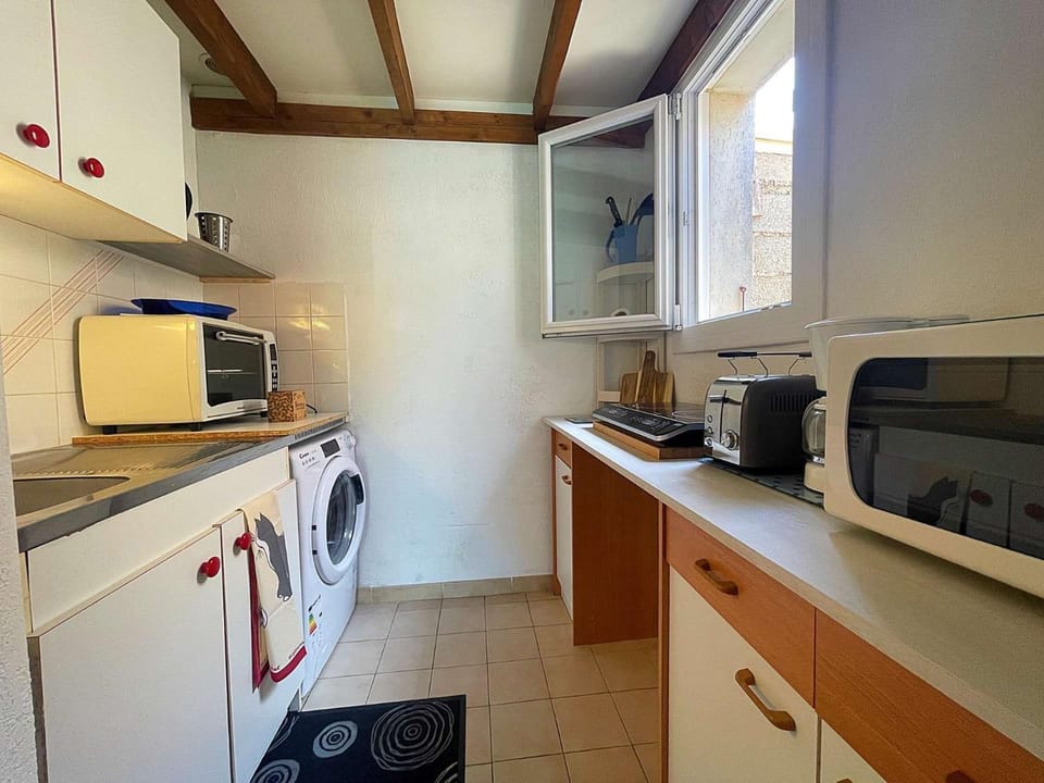 Coffee/tea facilities, Kitchen or kitchenette, stove, toaster, washing machine