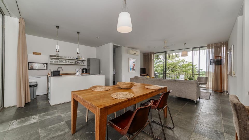 Kitchen or kitchenette, Dining area, stove