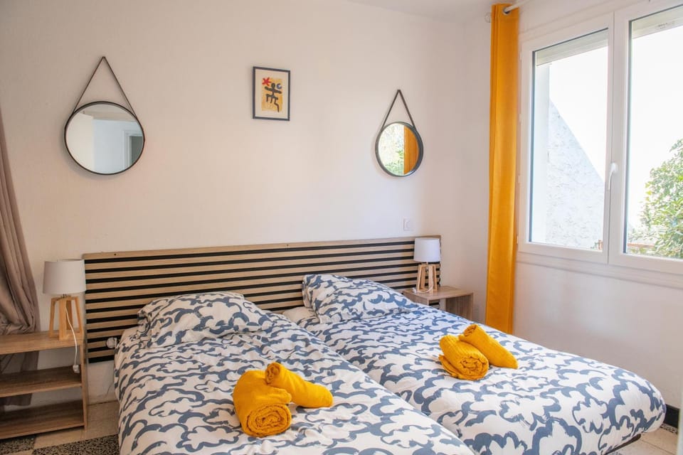 Bed, Bedroom, towels