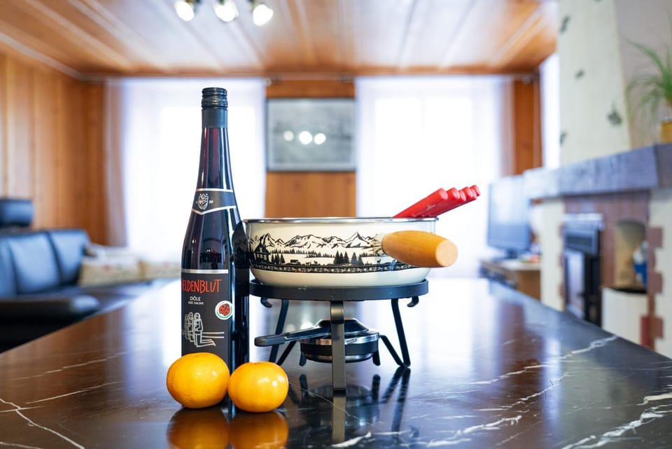 Kitchen or kitchenette, Living room, Food and drinks, Seating area, Dining area