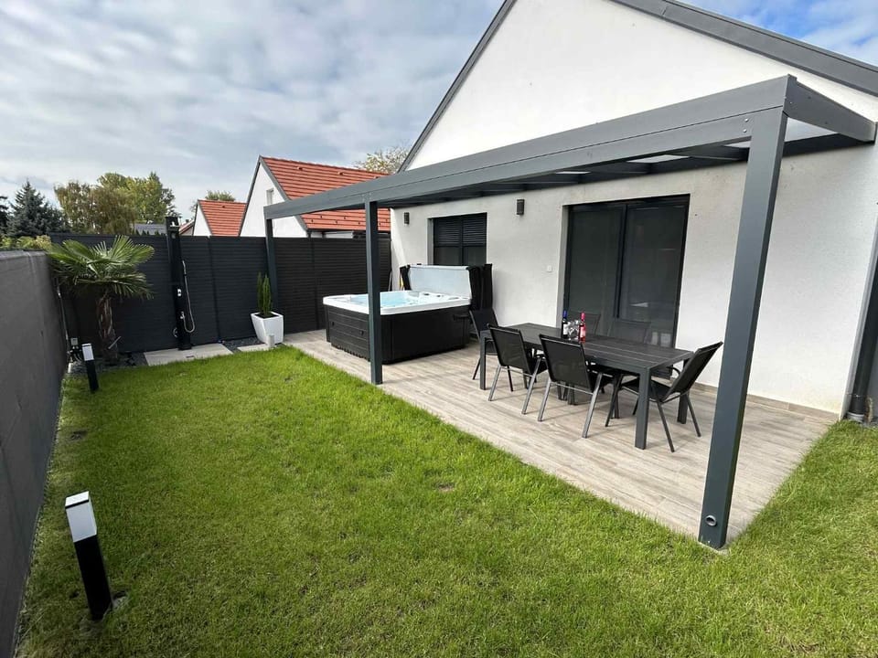 Waikiki Apartman House with Jacuzzi Apartment in Siófok