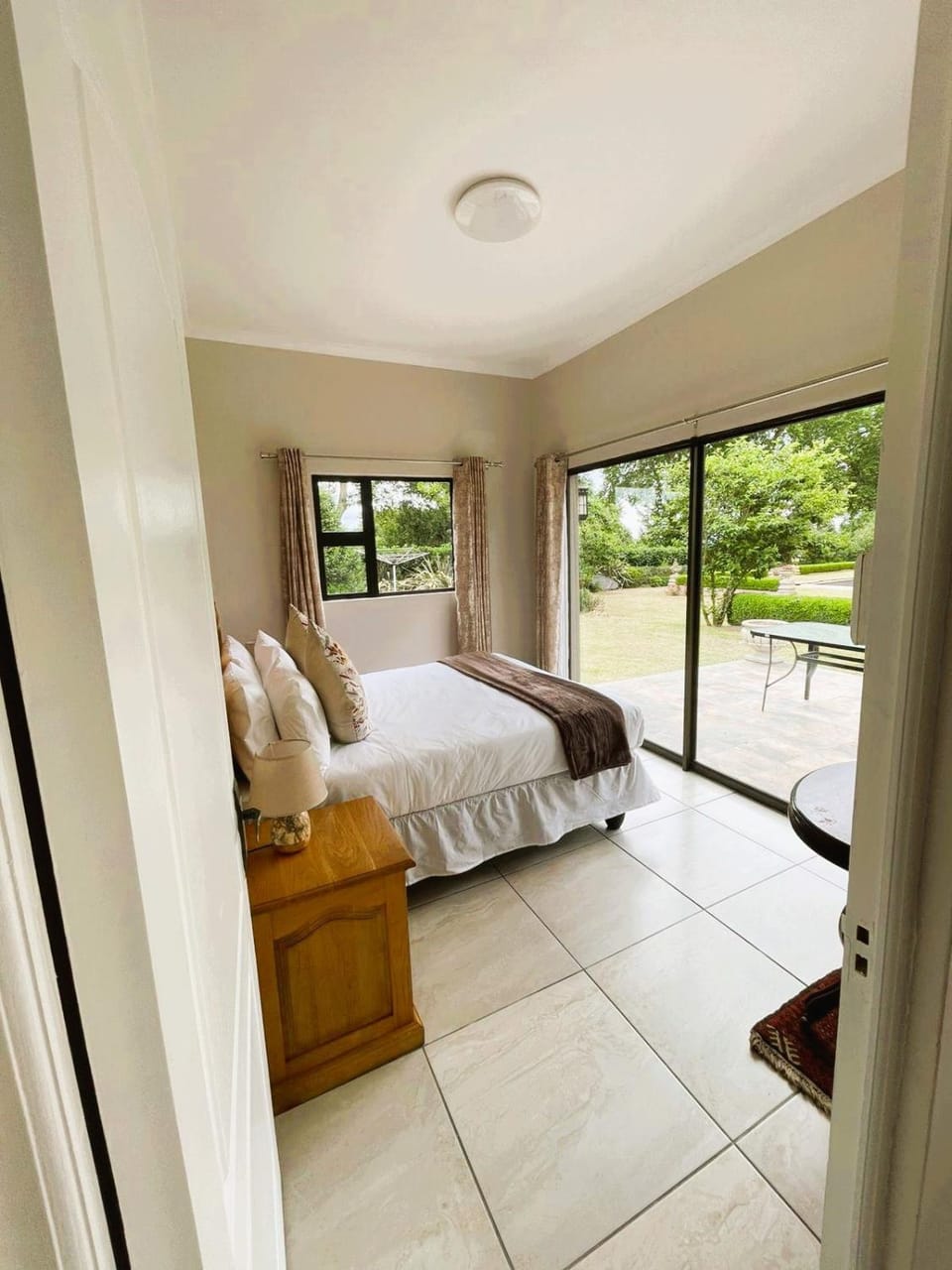 Bed, Photo of the whole room, Seating area, Bedroom, towels