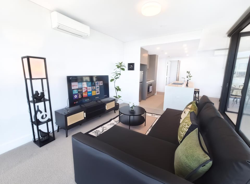 Communal lounge/ TV room, TV and multimedia, Living room, Seating area, Evening entertainment, air conditioner
