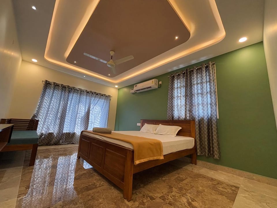 Bed, Photo of the whole room, Seating area, Bedroom