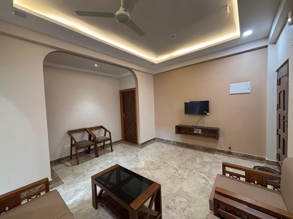 Communal lounge/ TV room, TV and multimedia, Living room, Seating area, Evening entertainment