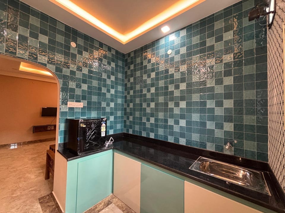 Kitchen or kitchenette, minibar, stove