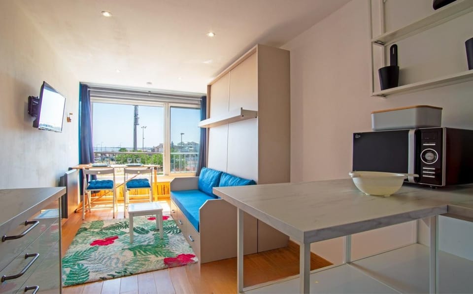 TV and multimedia, Kitchen or kitchenette, Living room, Seating area, Dining area, oven