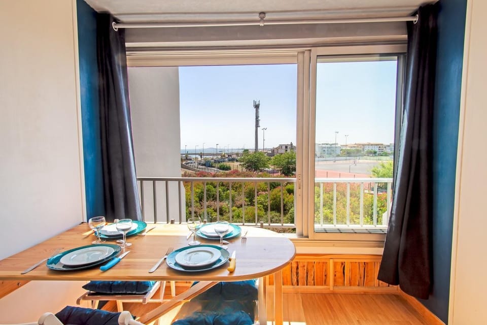 View (from property/room), Seating area, Dining area