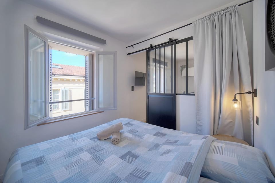 Bed, Photo of the whole room, towels