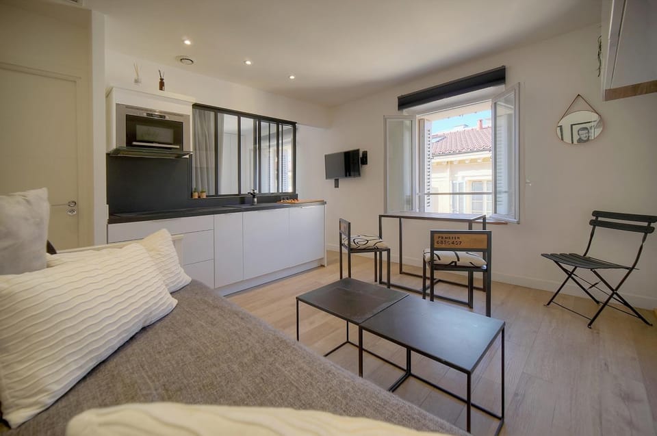 TV and multimedia, Kitchen or kitchenette, Living room, Dining area