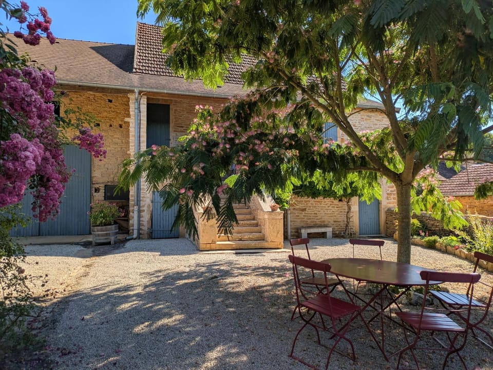Property building, Day, Garden, Dining area, Garden view
