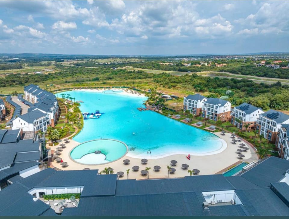 The Blyde Crystal Lagoon - 3 Bedrooms with Lagoon Views Apartment in Pretoria