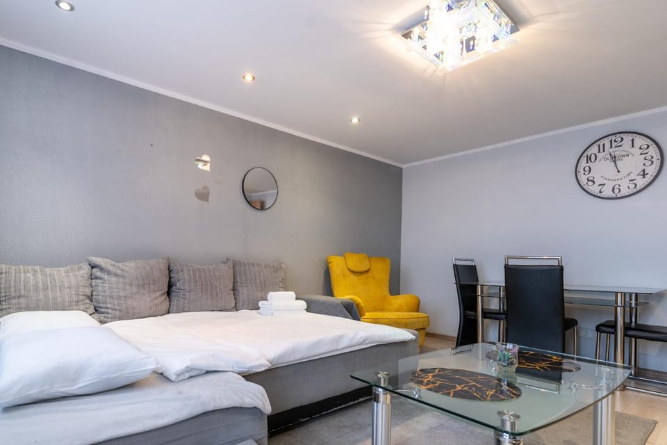Bed, TV and multimedia, Living room, Photo of the whole room, Seating area, Bedroom