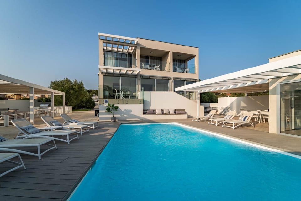 Swimming pool, sunbed