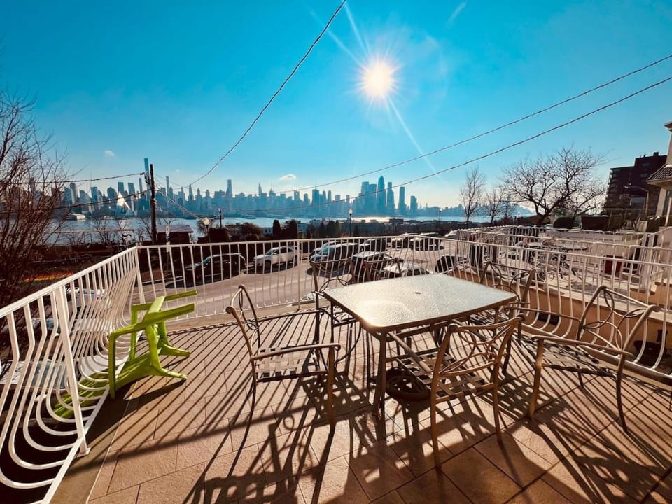 Spacious 3-bedroom Apartment Stunning Views NYC Apartment in Weehawken