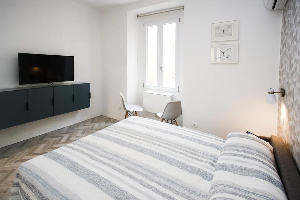 Bed, TV and multimedia, Photo of the whole room
