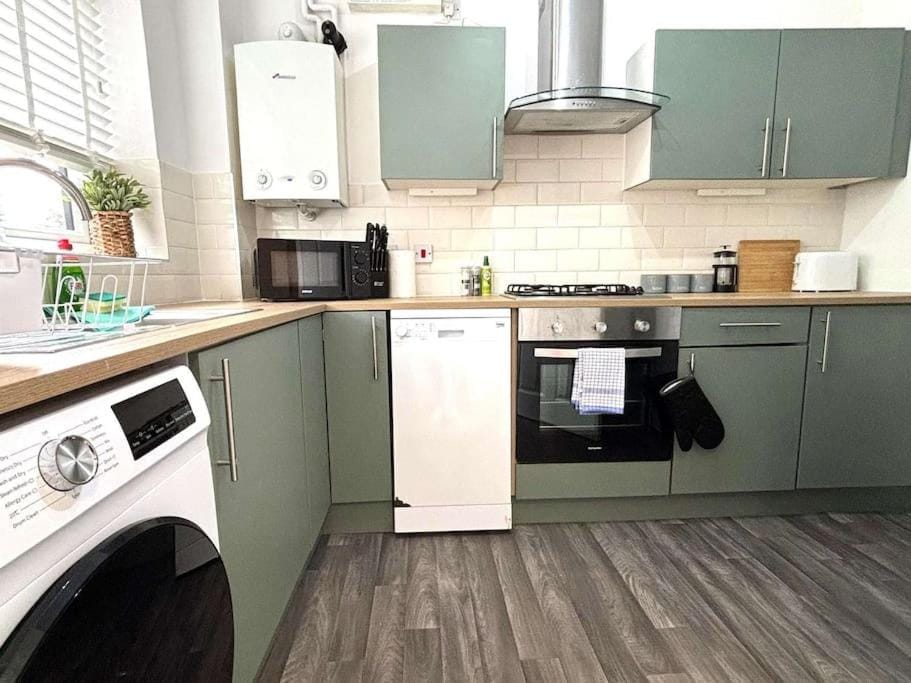 Coffee/tea facilities, Kitchen or kitchenette, dishwasher, minibar, oven, pet friendly, stove, toaster, washing machine, dryer