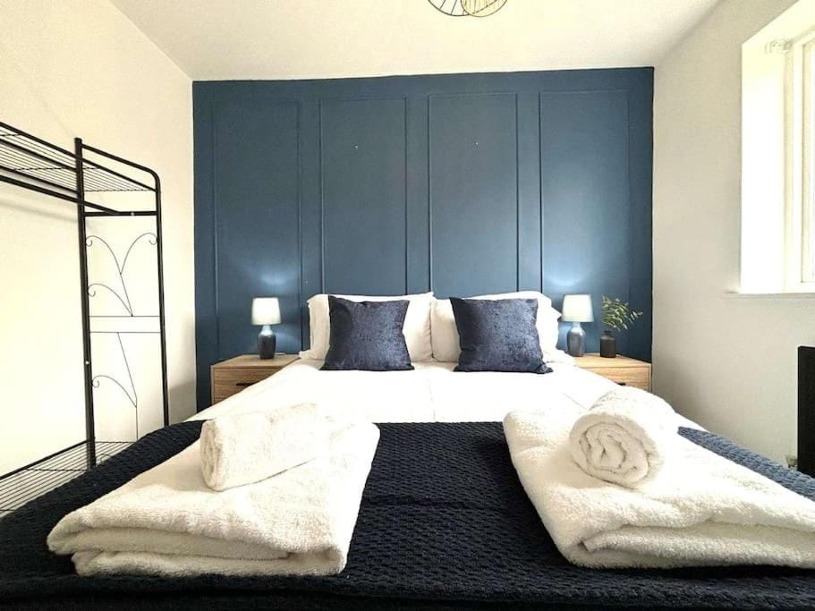 Bed, Photo of the whole room, Bedroom, towels