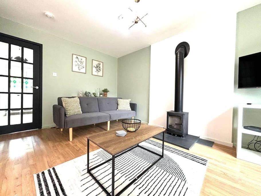 Communal lounge/ TV room, TV and multimedia, Living room, Seating area, Evening entertainment