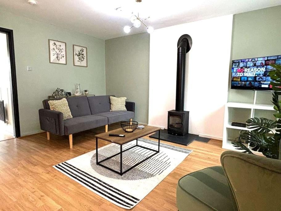 Communal lounge/ TV room, TV and multimedia, Living room, Seating area, Evening entertainment