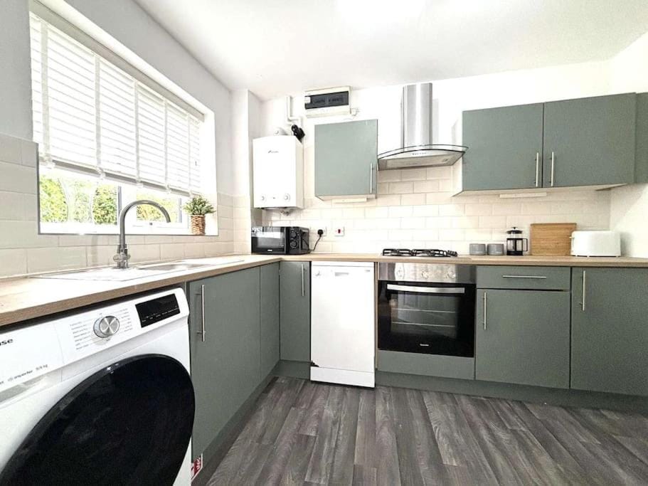 Coffee/tea facilities, Kitchen or kitchenette, Dining area, dishwasher, oven, pet friendly, stove, toaster