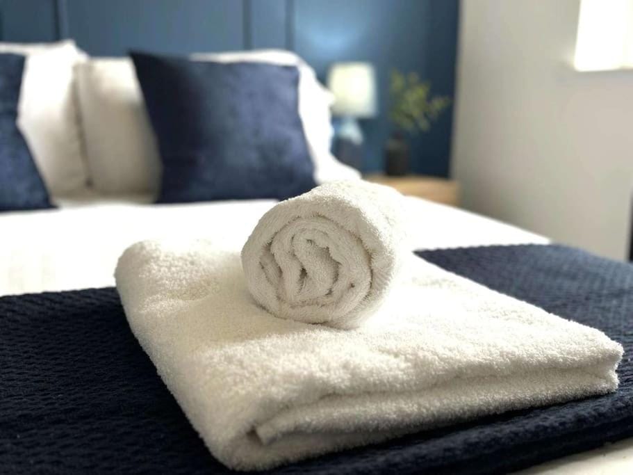 Bed, Photo of the whole room, Bedroom, towels