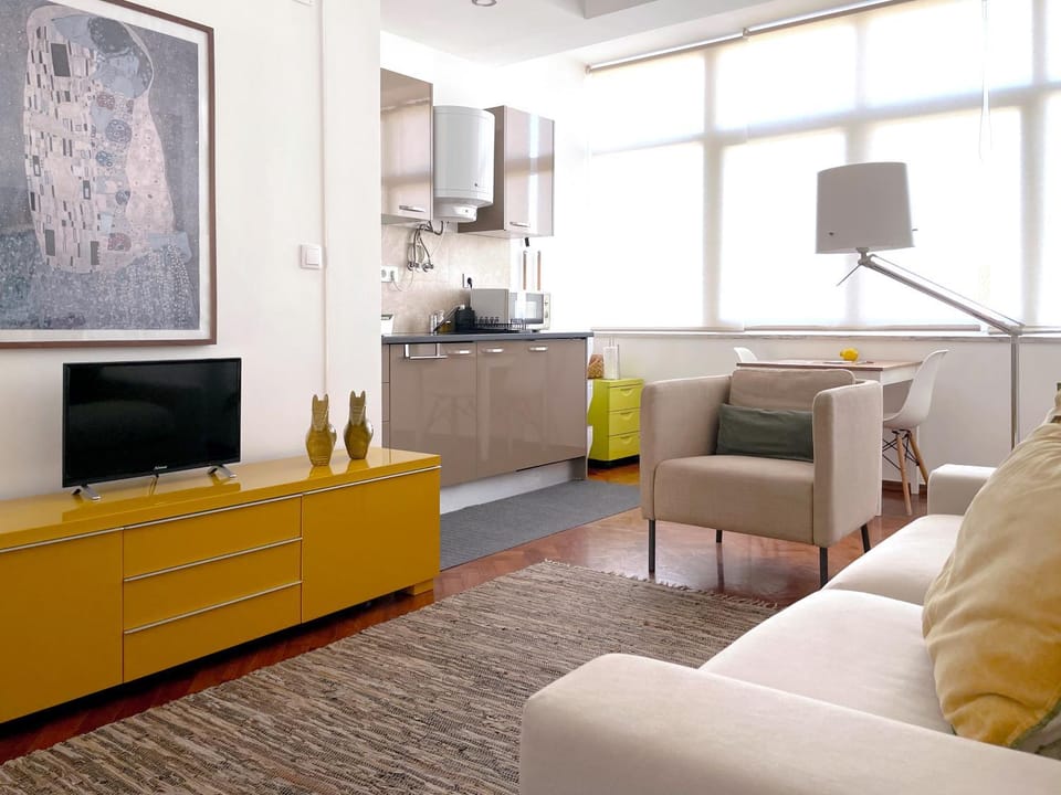 TV and multimedia, Coffee/tea facilities, Kitchen or kitchenette, Living room, Seating area, Dining area, internet, minibar, stove, toaster, washing machine