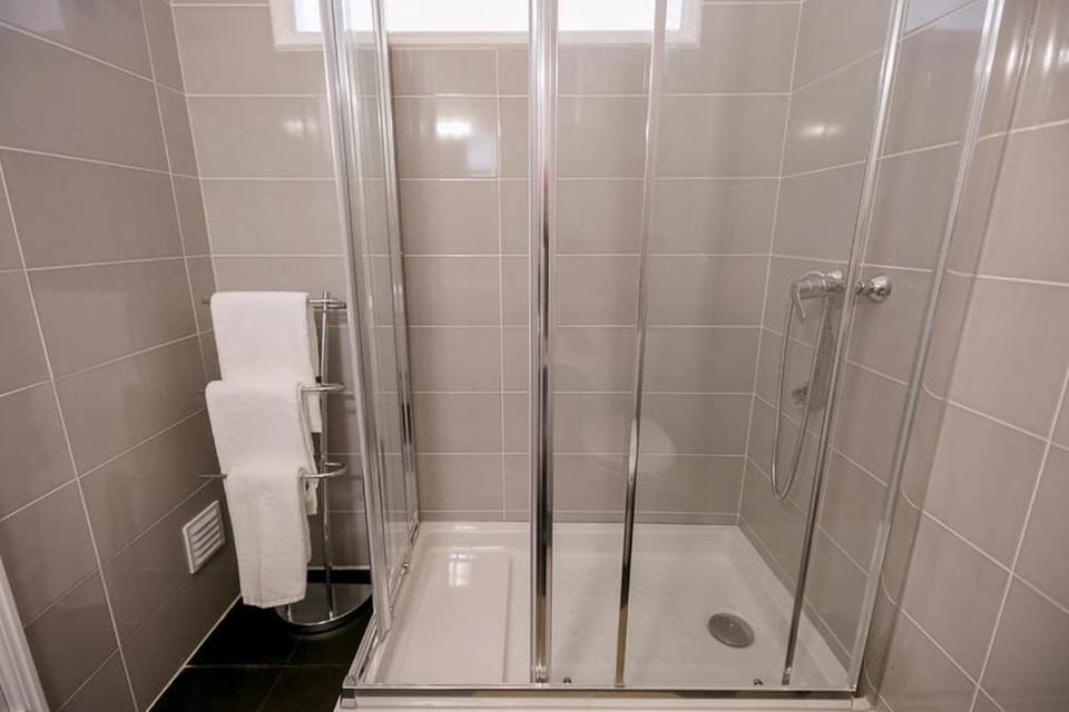 Shower, Toilet, Bathroom, internet, towels