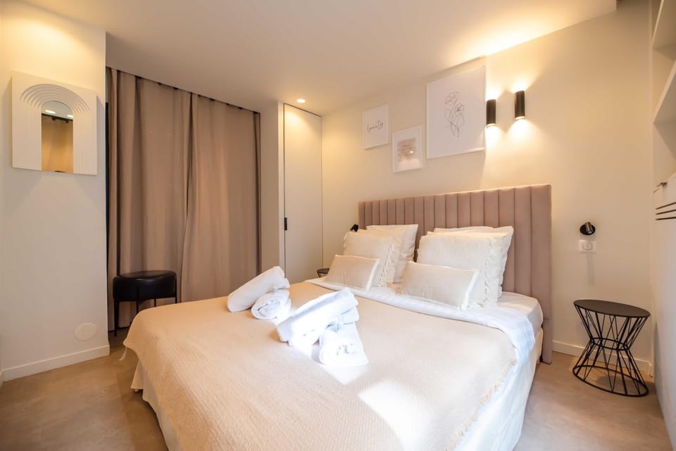 Bed, Bedroom, towels