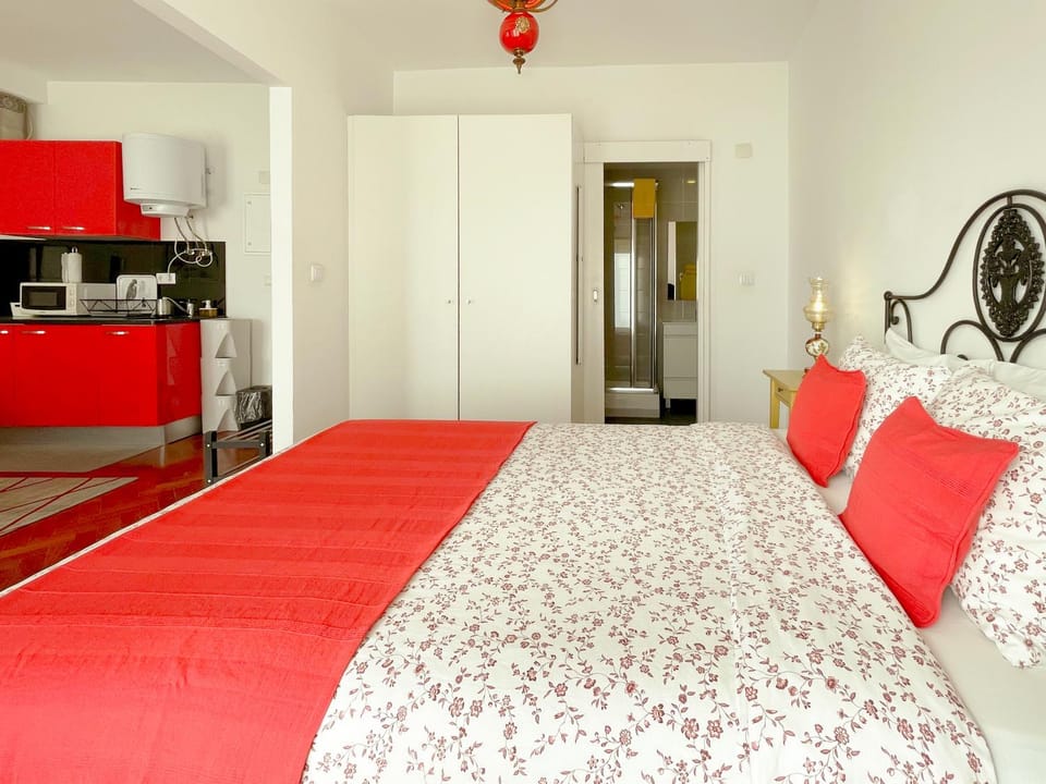 Shower, Toilet, Bed, Bathroom, Coffee/tea facilities, Kitchen or kitchenette, Bedroom, flat iron, internet, microwave, minibar, storage, stove, toaster, towels, wardrobe, washing machine