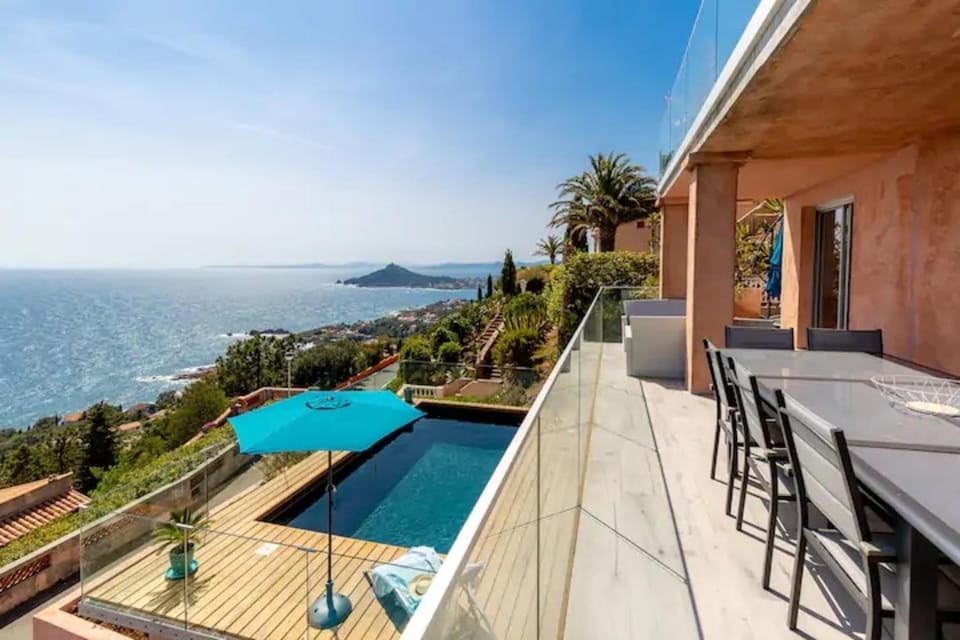 Sea-view villa for 8 guests with heated pool House in Saint-Raphael