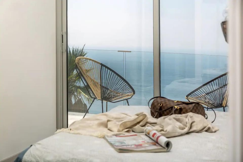 Sea-view villa for 8 guests with heated pool House in Saint-Raphael