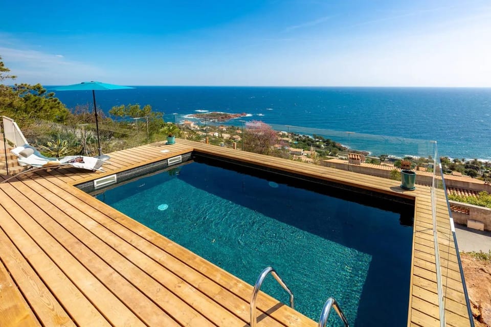 Sea-view villa for 8 guests with heated pool House in Saint-Raphael