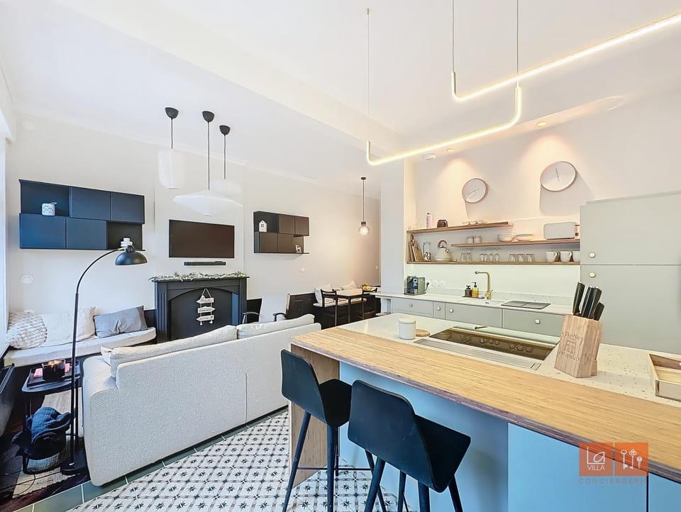 Kitchen or kitchenette, Dining area, oven, stove, toaster
