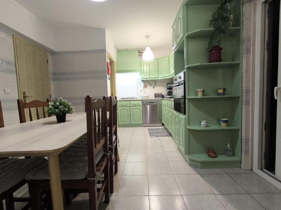 Kitchen or kitchenette, Dining area, oven, stove