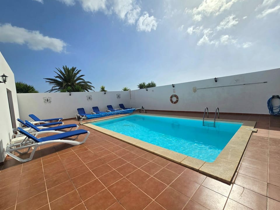 Casa Georgiana, central Playa Blanca, private heated pool Villa in Playa Blanca