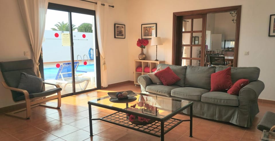 Casa Georgiana, central Playa Blanca, private heated pool Villa in Playa Blanca
